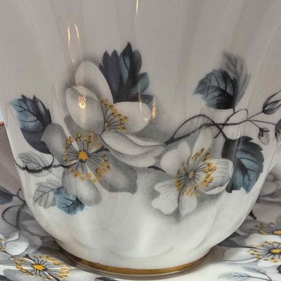 Rosina Teacup and Saucer White Flowers Vintage - Picture 3 of 9